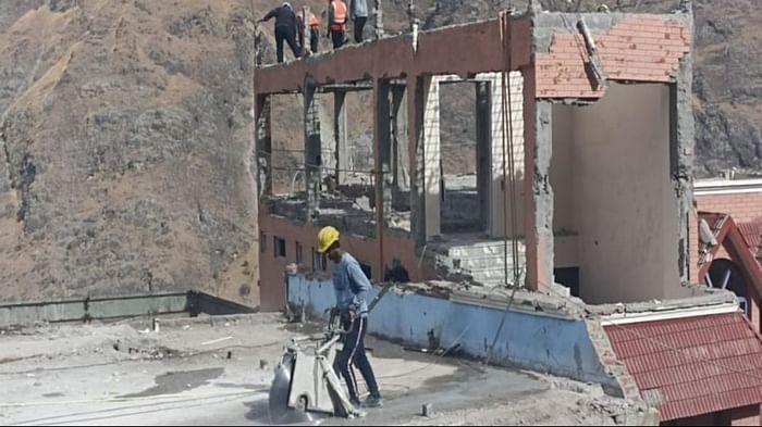 Joshimath: दो और होटलों में आई दरारें... PWD का गेस्ट हाउस हुआ तिरछा, जल्द किया जाएगा ध्वस्त जोशीमठ में होटल माउंट व्यू को तोड़ने का काम जारी