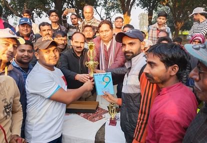 कसेंदा गांव में आयोजित क्रिकेट टूर्नामेंट में विजेता टीम को पुरस्कार देकर सम्मानित करते आयोजक।