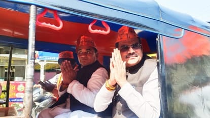 खंडवा के भाजपा सांसद ज्ञानेश्वर पाटिल ने एक ऑटो रिक्शा में बैठकर प्रचार किया।