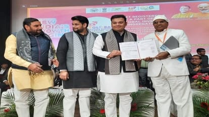 Investors Summit: अलीगढ़ को मिले 13422 करोड़ के निवेश प्रस्ताव, निकलेंगी वैकेंसी, ये हैं 303 इंवेस्टर्स निवेशक इंवेस्टर्स समिट में निवेश प्रस्ताव देते हुए