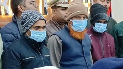 Prayagraj : माघ मेले में धर्मांतरण के खेल का खुलासा, मदरसा शिक्षक समेत तीन गिरफ्तार Prayagraj News : माघ मेले में धर्म परिवर्तन के प्रयास के आरोप में पकड़े गए आरोपी।