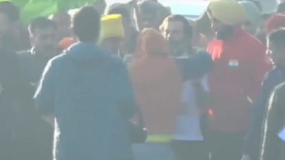 सुरक्षा घेरा तोड़ राहुल गांधी के गले लगा युवक।
