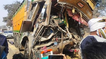 ट्रक-ट्रेलर में जोरदार टक्कर: गैस कटर से केबिन काटकर ड्राईवर को निकाला, ट्रेलर चालक इंजन लेकर फरार ट्रक-ट्रेलर में जोरदार टक्कर