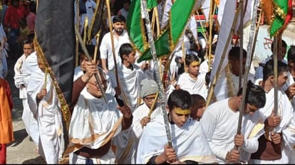 उज्जैन में बटुक अलग रंगों के ध्वज लेकर निकले।