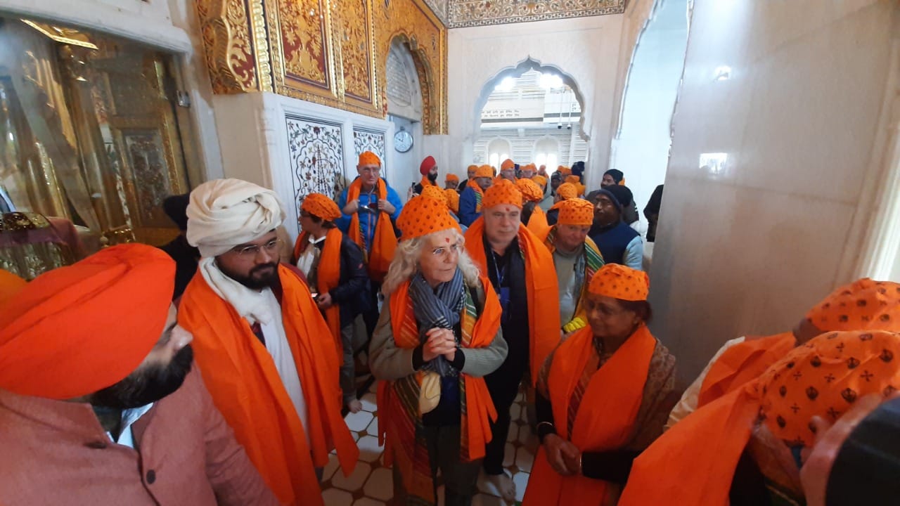 Tourists reached Patna Sahib, showered with flowers and roses