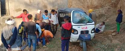 फोटो-9- पुल के नीचे गिरी टेंपो व घायल पड़े यात्री। संवाद