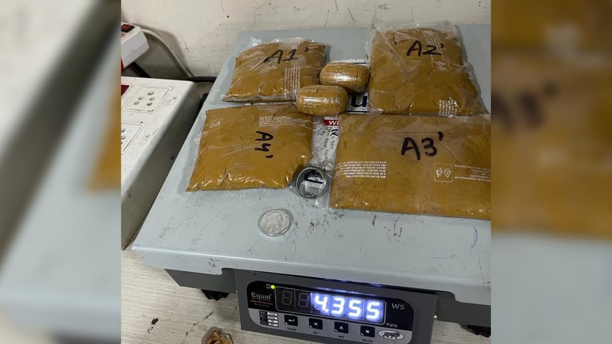 maharashtra news updates two passengers arrested at Mumbai airport from Dubai with eight kg of gold