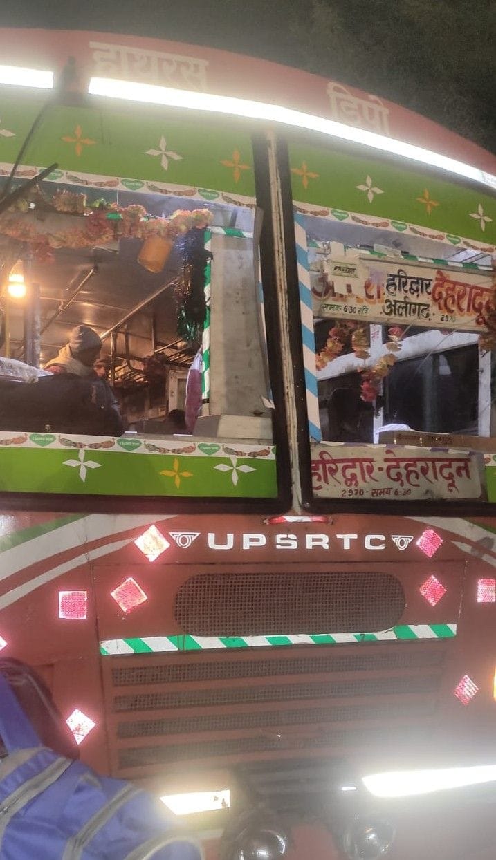 Hathras: Roadways bus going to Dehradun broke down near Sasni