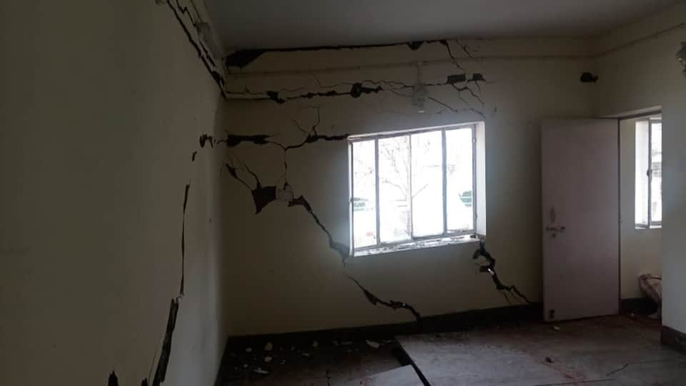 Joshimath Sinking Big cracks in buildings near demolish PWD guest house