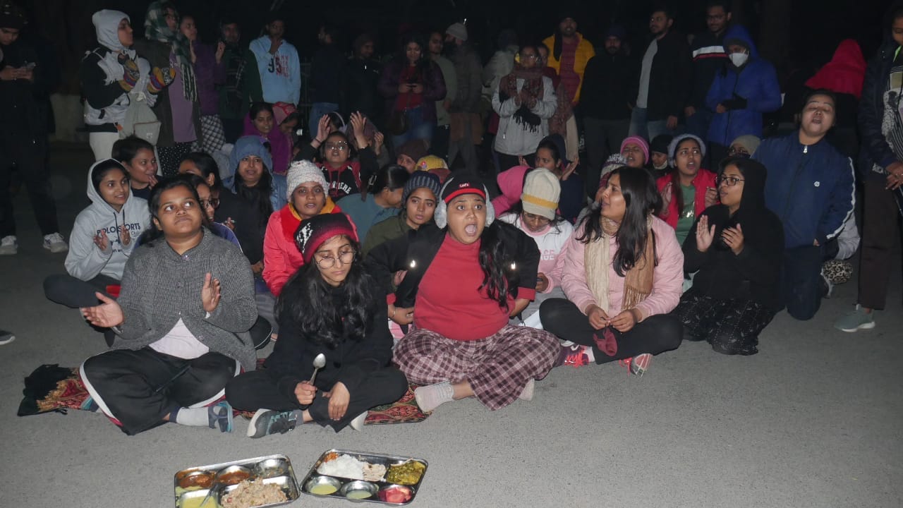 Photos The issue of bad food in the mess of the girls' hostel bhu the girl students sat on a protest all night
