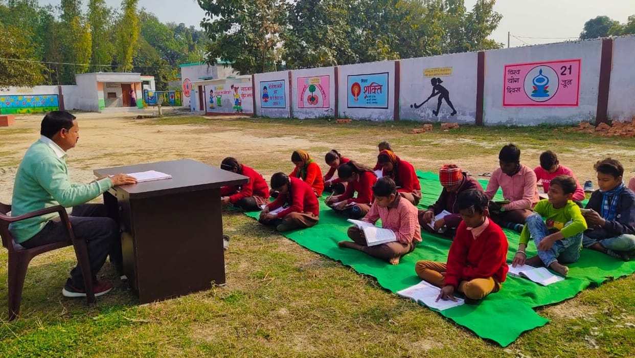 svetar bina thand se thithurate skool pahunch rahe bachche