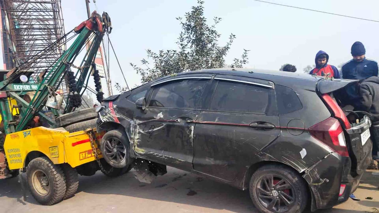 Kanpur: Car fell from the bridge after tire burst
