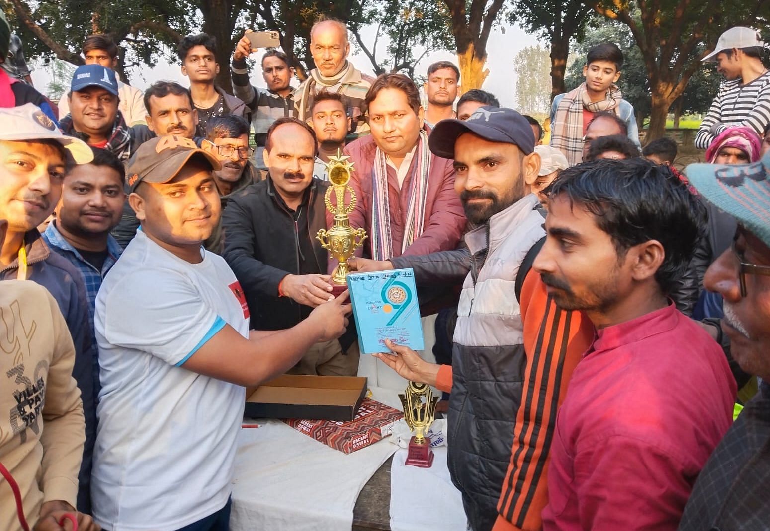 कसेंदा गांव में आयोजित क्रिकेट टूर्नामेंट में विजेता टीम को पुरस्कार देकर सम्मानित करते आयोजक।