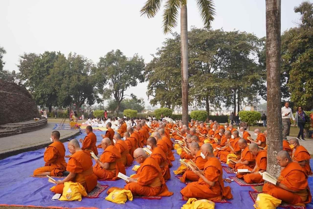 thiland devotee worship in kushinagar temple