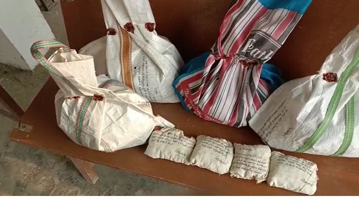 Four women from the same family reached to give marijuana to the prisoners, police caught them