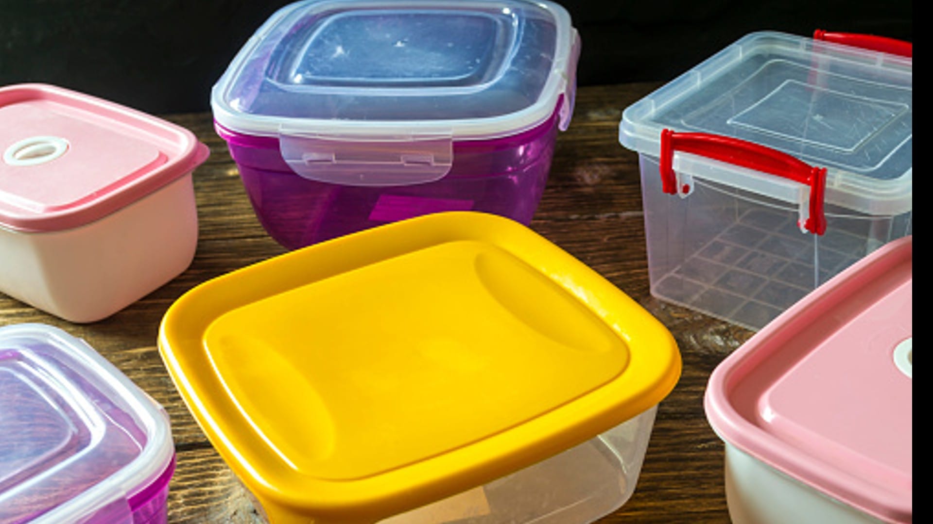 Kitchen Tips and Tricks: How to Clean Sticky Kitchen Storage Plastic Containers with Tea Leaves