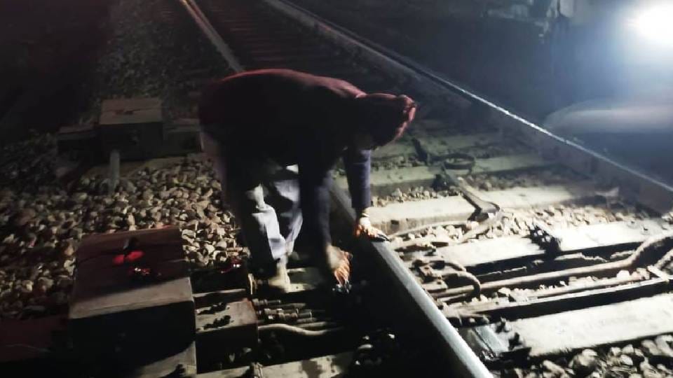 Railway signaling system failed due to which operation of trains was affected in Kasganj