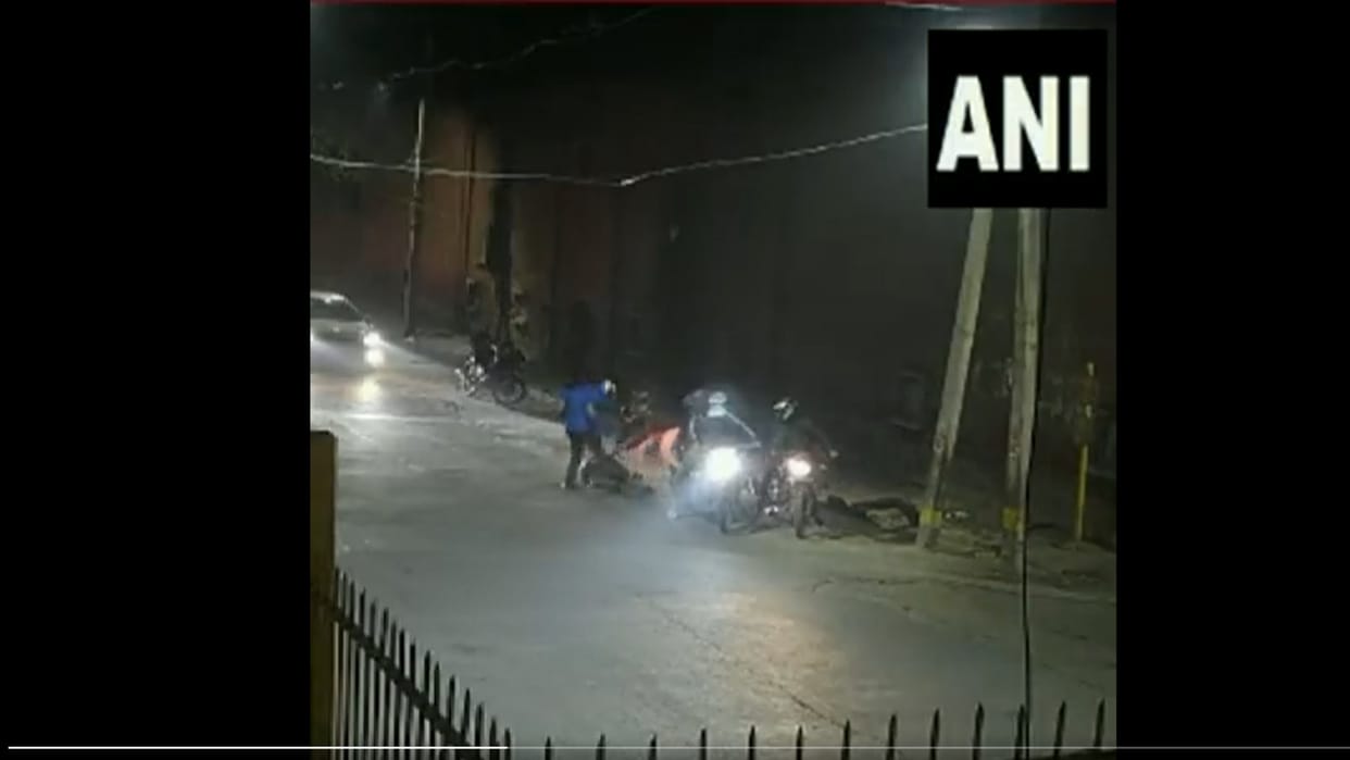 Delhi 4 bike borne assailants looted 5 lakh rupees from man by shooting at his right leg