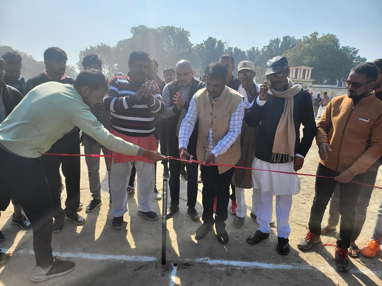 मुस्तफाबाद गांव में आयोजित क्रिकेट टूर्नामेंट का फीता काटकर शुभारंभ करते मुख्य अतिथि ब्लॉक प्र?