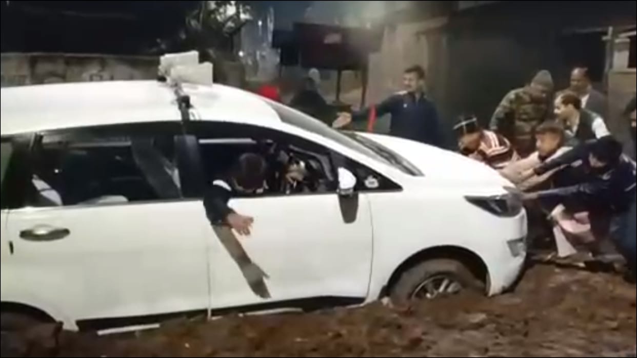 MP Minister Pradhuman Singh Tomar Car Got Stuck In Mud In Gwalior