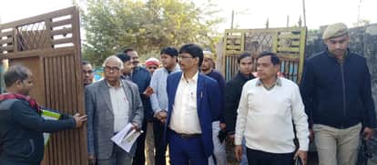 नगर पंचायत गोशाला का निरीक्षण करते नोडल अधिकारी सत्य प्रकाश पटेल
