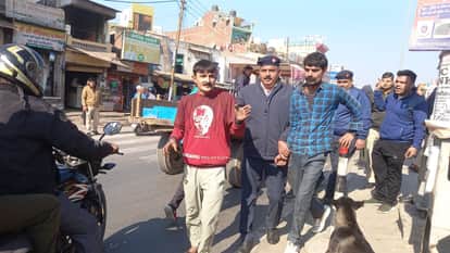 नशे में धुत चालक को लेकर जाती पुलिस