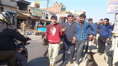 नशे में धुत चालक को लेकर जाती पुलिस