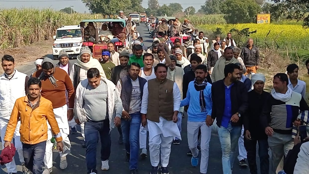 Baghpat:  farmers of several villages walk till Barot tehsil after they Fed up with stray cattle