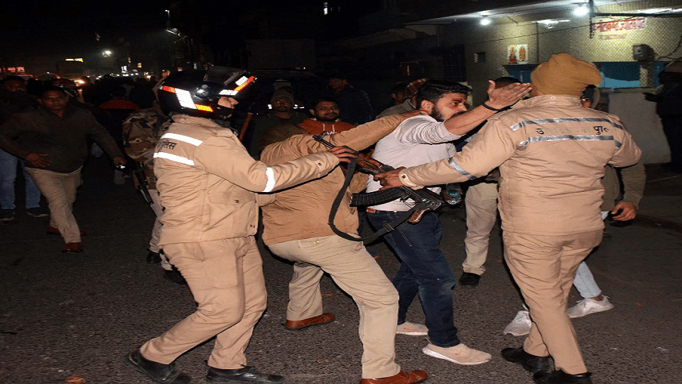 Stone pelting between two communities at Aligarh Sarai Sultani