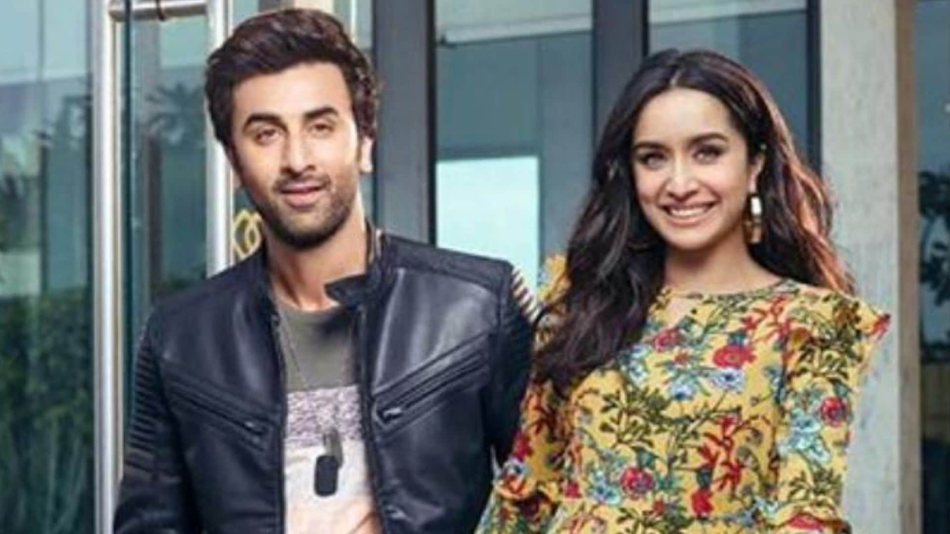 Shraddha Kapoor dances with fan on ranbir kapoor tu jhoothi main makkaar song show me the thumka at airport