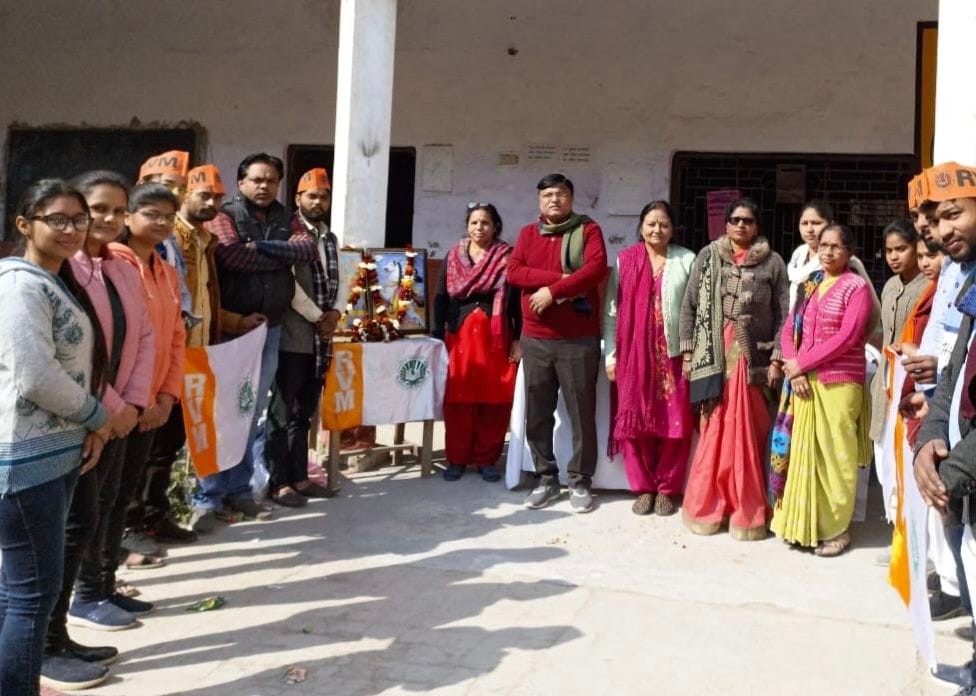 Vidyarti Manch distributed the study material on the sixth foundation day