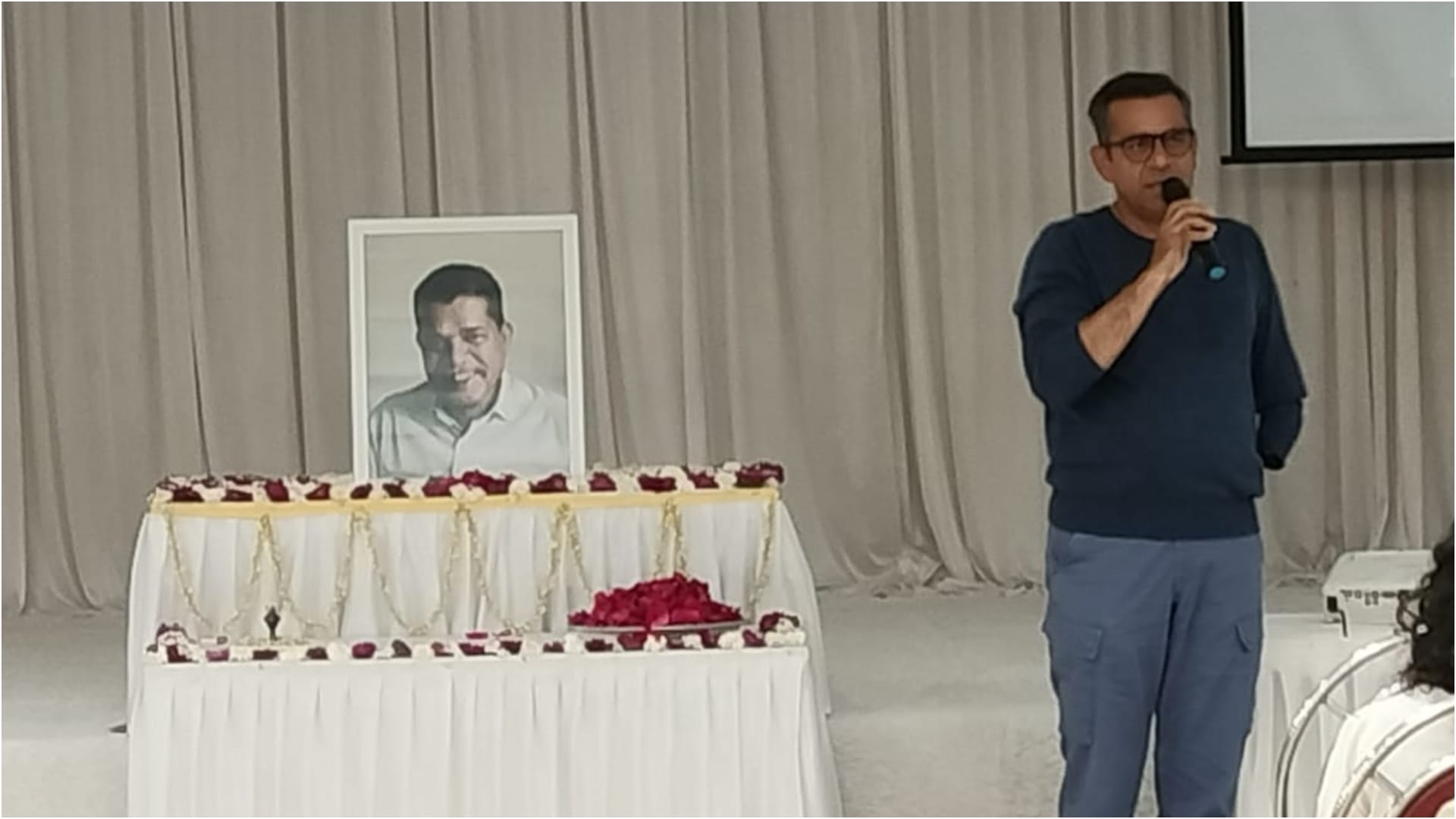 Sanjay Chauhan Prayer Meet Sudhir mishra throat chokes with emotions Ashwini tigmanshu dhulia remembers him