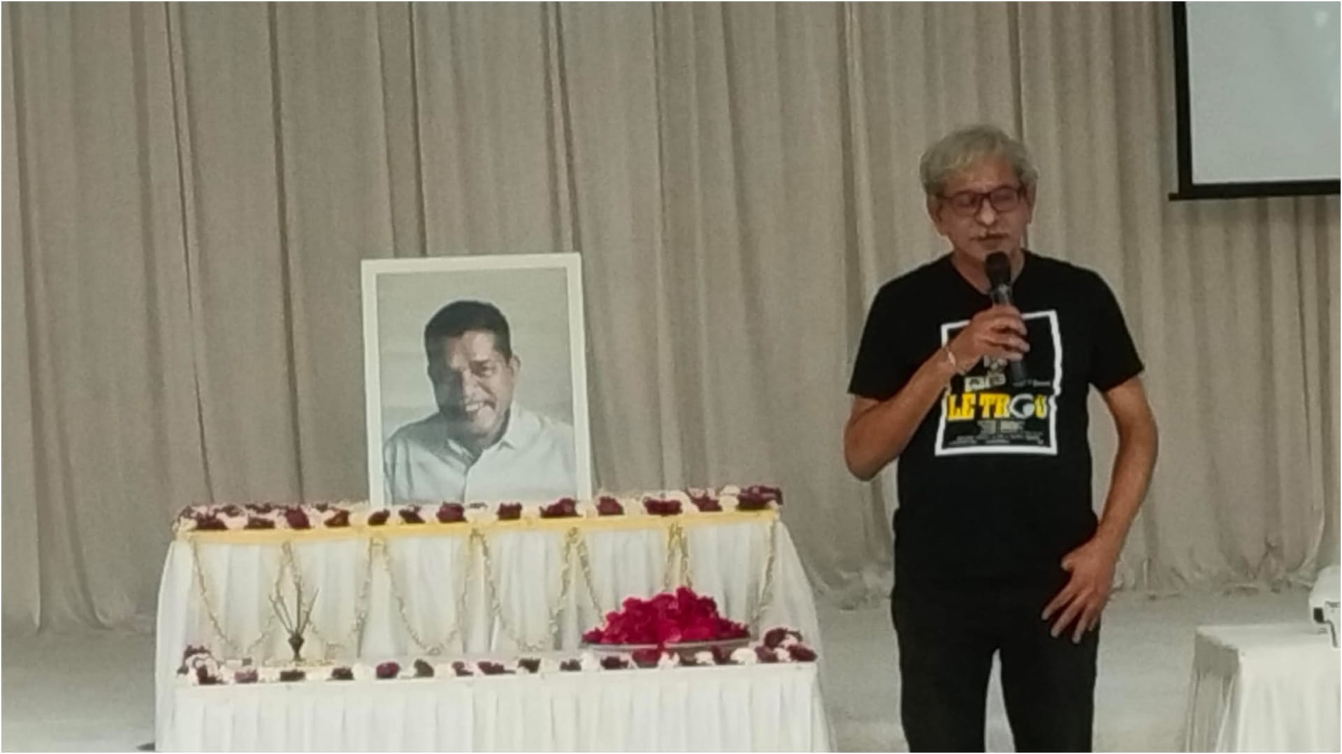 Sanjay Chauhan Prayer Meet Sudhir mishra throat chokes with emotions Ashwini tigmanshu dhulia remembers him