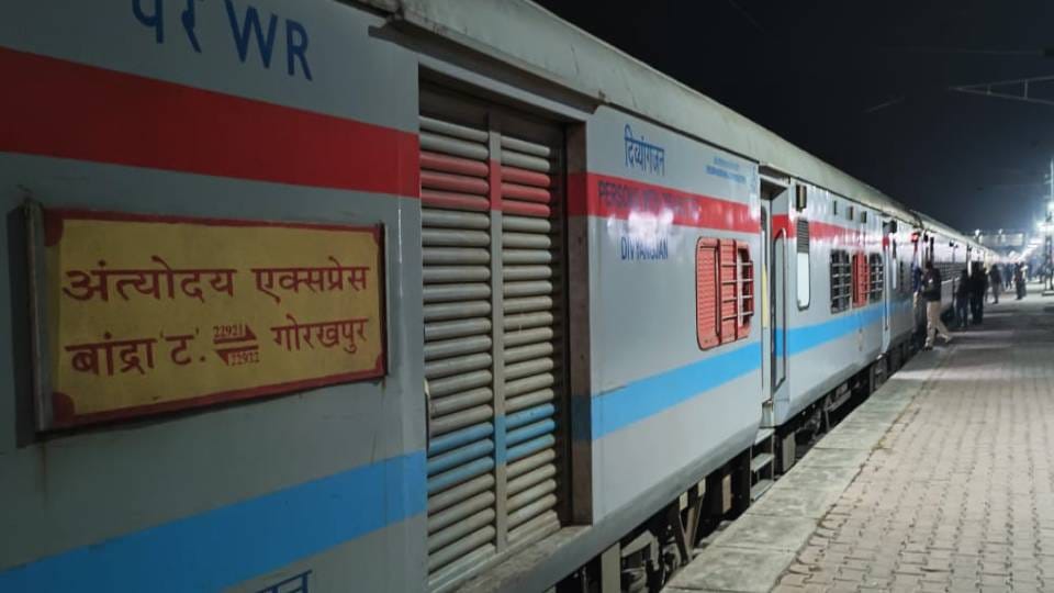 Railway signaling system failed due to which operation of trains was affected in Kasganj