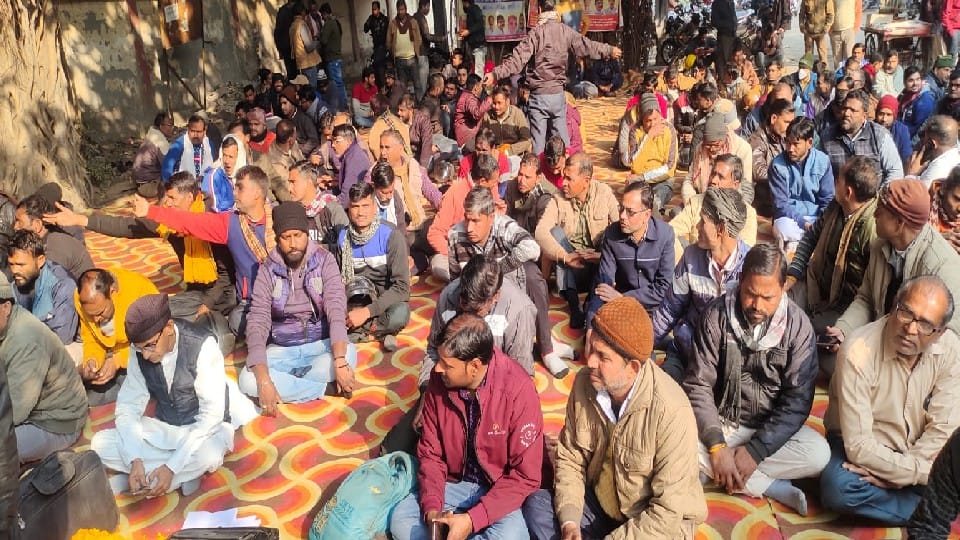 UPPCL Contract employees start work boycott in Bareilly