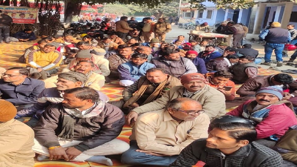 UPPCL Contract employees start work boycott in Bareilly
