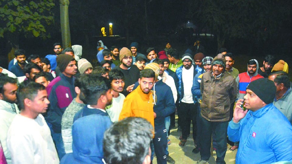 Outsider boys who arrived from Thar beat the student in the university hostel in Bareilly