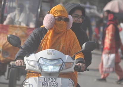 Weather Update Temperature dropped due to cold wind in Delhi NCR