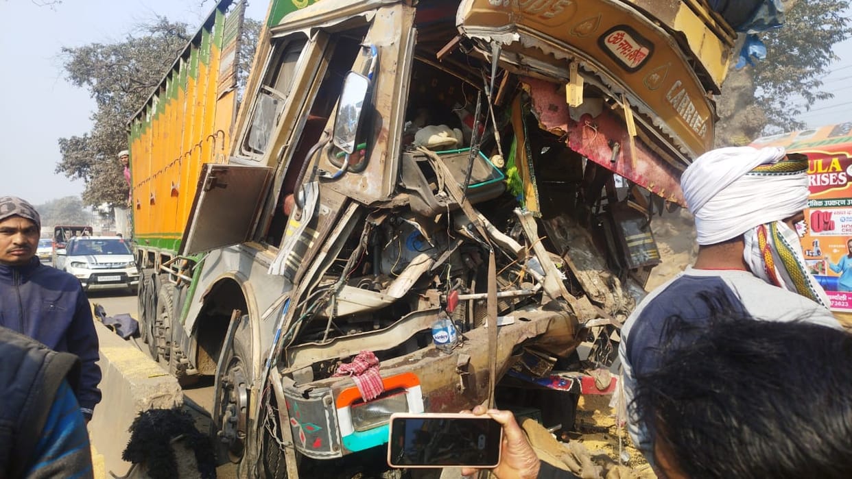 Heavy truck-trailer collision The driver was pulled out by cutting the cabin with a gas cutter