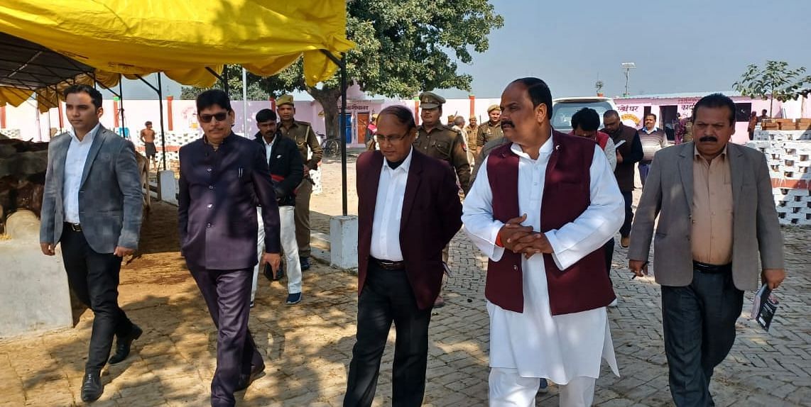 टेंवा गांव स्थित गोशाला का निरीक्षण करते नोडल अधिकारी अनुराग पटेल व सीडीओ।