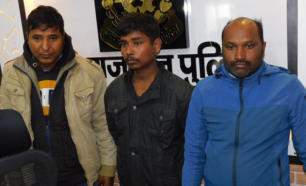 Three arrested for cheating on the pretext of giving gold