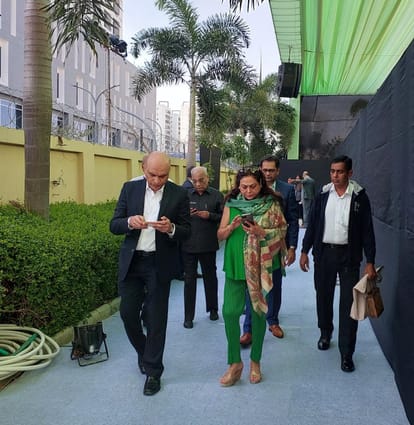 Amitabh Bachchan and Jaya Bachchan Arrived in Indore Will Inaugarate Kokilaben Dhirubhai Ambani Hospital