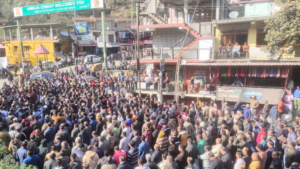 cement plants dispute: Demonstration of truck operators in Darlaghat, jam on NH