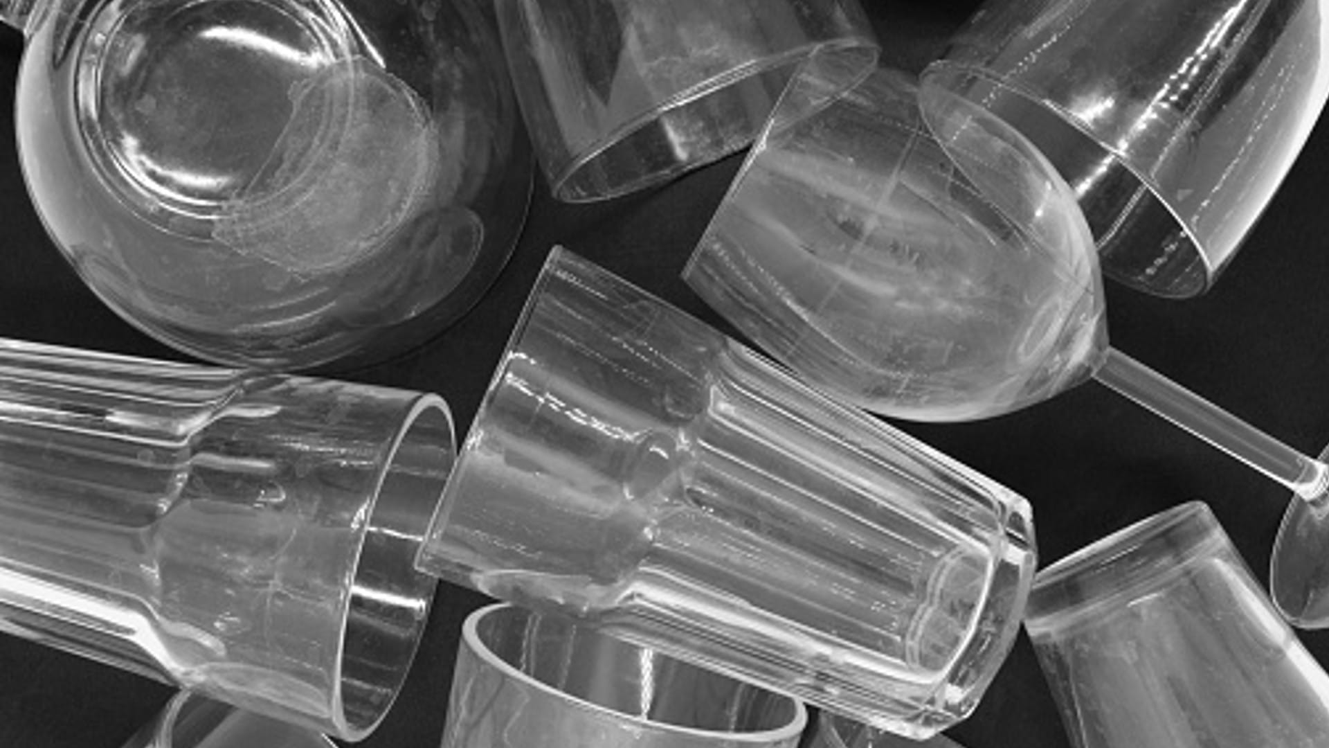 Kitchen Tips and Tricks: How to Clean Sticky Kitchen Storage Plastic Containers with Tea Leaves