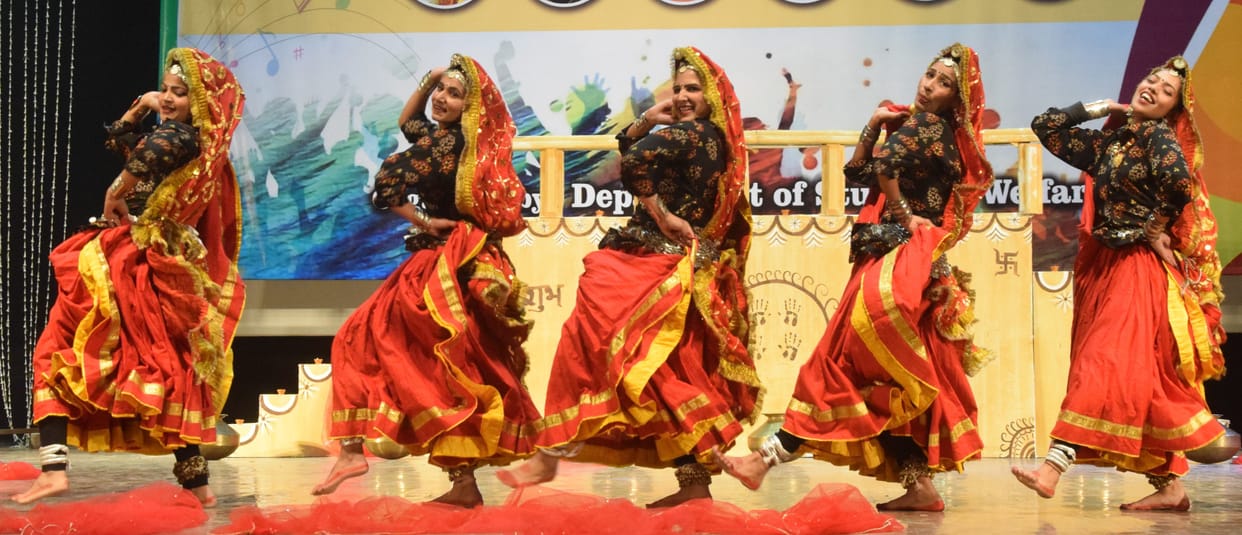 The audience danced on the song Daman 52 Gaj Ka...
