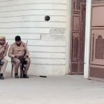 आयकर विभाग की कार्रवाई के दौरान तैनात पुलिस