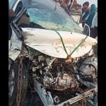 हादसे के बाद शवों को निकालने के लिए इंजन के हिस्से को चेन से खींचना पड़ा।