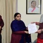 टारगेट किलिंग के शिकार पूरन कृष्ण भट की पत्नी को सौंपा नियुक्ति पत्र देते एलजी सिन्हा