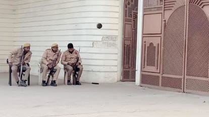 आयकर विभाग की कार्रवाई के दौरान तैनात पुलिस