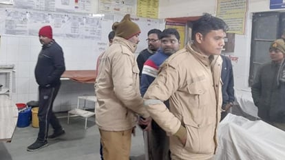 Bhadohi: किशोरी की कनपटी पर गोली मारकर हत्या, चचेरी बहन को छोड़ा, आरोपी युवक फरार किशोरी की हत्या की सूचना पर सीएचसी पहुंची पुलिस